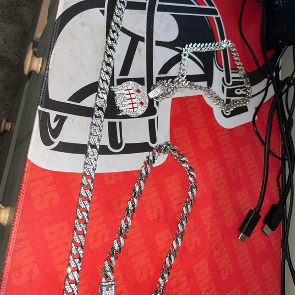 3 chains. - Picture 4 of 4